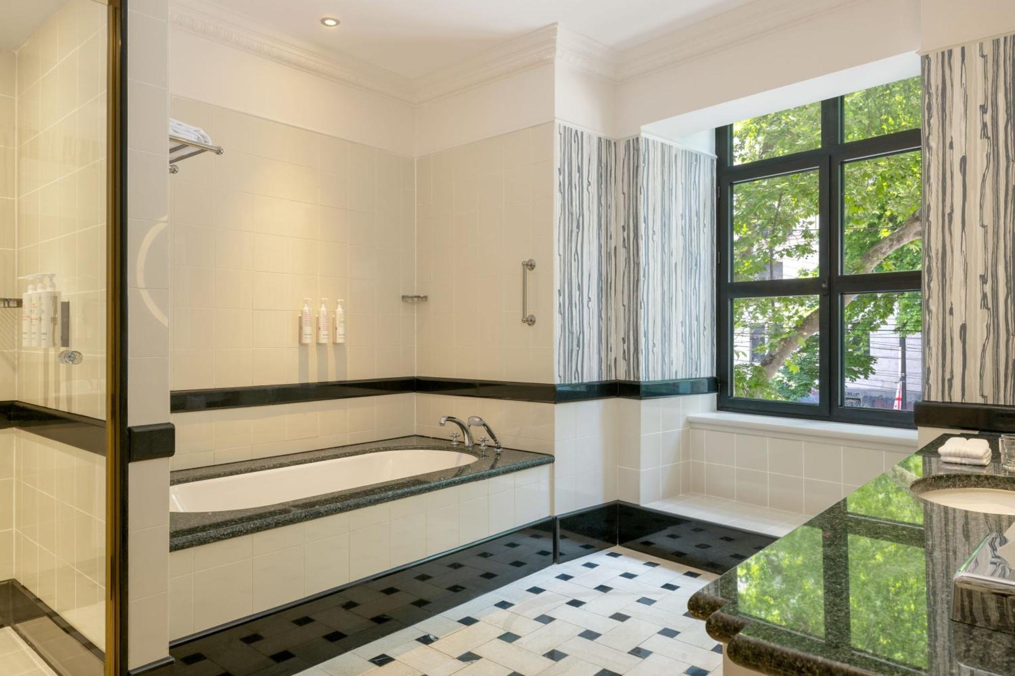 Tbilisi Marriott Hotel Bagian luar foto